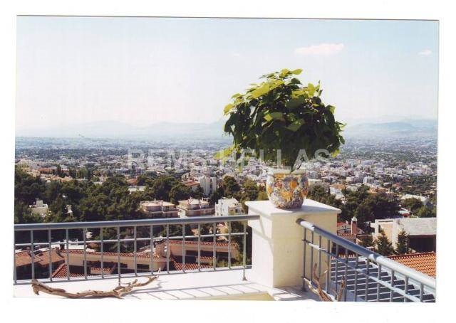 Άνετη και κομψή κατοικία με πανοραμική θέα στην Αθήνα 